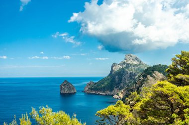 Güzel Balearic Adası Mallorca 'daki en önemli noktaya giden yolda - Kaptan de Formentor -