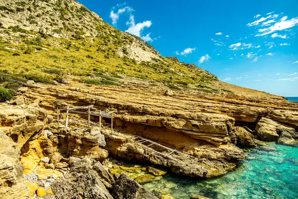 Güzel Balearic Adası Mallorca 'daki en önemli noktaya giden yolda - Kaptan de Formentor -