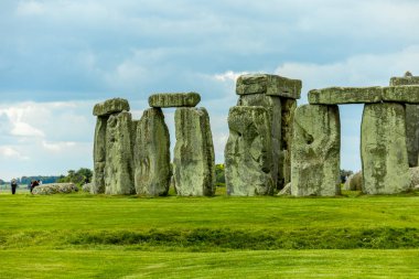 İngiliz klasiğini ziyaret edin: Salisbury - Wiltshire - İngiltere 'nin kenar mahallelerindeki Stonehedge