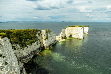 Birleşik Krallık 'ın Swanage-Dorset liman kasabasındaki Old Harry Rocks' a kısa bir yürüyüş turu.