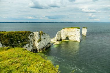 Birleşik Krallık 'ın Swanage-Dorset liman kasabasındaki Old Harry Rocks' a kısa bir yürüyüş turu.