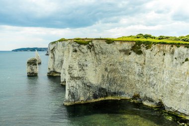 Birleşik Krallık 'ın Swanage-Dorset liman kasabasındaki Old Harry Rocks' a kısa bir yürüyüş turu.