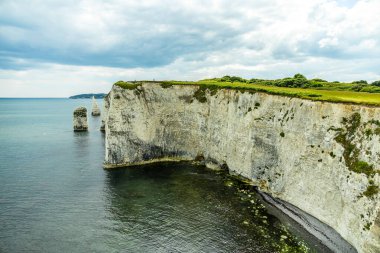 Birleşik Krallık 'ın Swanage-Dorset liman kasabasındaki Old Harry Rocks' a kısa bir yürüyüş turu.