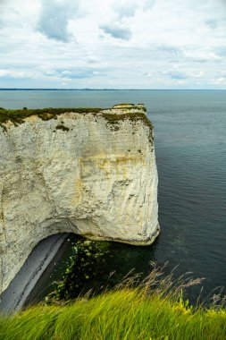 Birleşik Krallık 'ın Swanage-Dorset liman kasabasındaki Old Harry Rocks' a kısa bir yürüyüş turu.