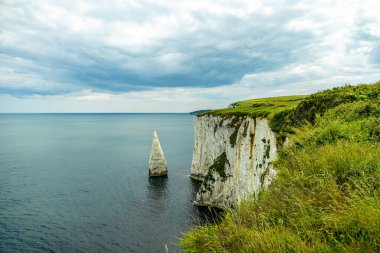 Birleşik Krallık 'ın Swanage-Dorset liman kasabasındaki Old Harry Rocks' a kısa bir yürüyüş turu.