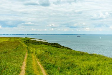 Birleşik Krallık 'ın Swanage-Dorset liman kasabasındaki Old Harry Rocks' a kısa bir yürüyüş turu.