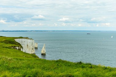 Birleşik Krallık 'ın Swanage-Dorset liman kasabasındaki Old Harry Rocks' a kısa bir yürüyüş turu.