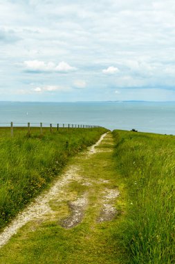 Birleşik Krallık 'ın Swanage-Dorset liman kasabasındaki Old Harry Rocks' a kısa bir yürüyüş turu.