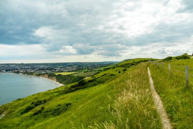 Birleşik Krallık 'ın Swanage-Dorset liman kasabasındaki Old Harry Rocks' a kısa bir yürüyüş turu.