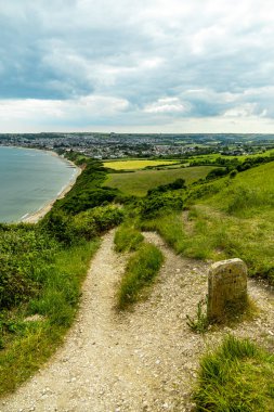 Birleşik Krallık 'ın Swanage-Dorset liman kasabasındaki Old Harry Rocks' a kısa bir yürüyüş turu.