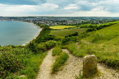 Birleşik Krallık 'ın Swanage-Dorset liman kasabasındaki Old Harry Rocks' a kısa bir yürüyüş turu.