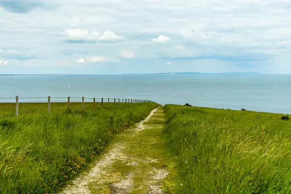 Birleşik Krallık 'ın Swanage-Dorset liman kasabasındaki Old Harry Rocks' a kısa bir yürüyüş turu.