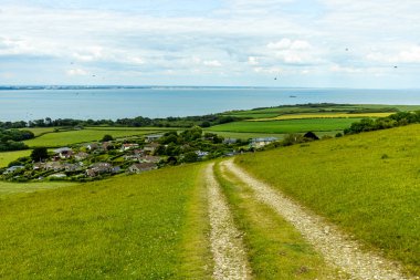Birleşik Krallık 'ın Swanage-Dorset liman kasabasındaki Old Harry Rocks' a kısa bir yürüyüş turu.