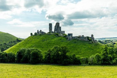 Güzel Dorset kırsalından Corfe Kalesi 'ne ve Swanage Demiryolu' na seyahat ediyoruz.