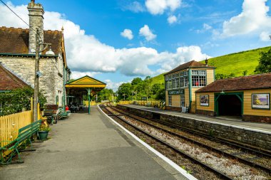 Güzel Dorset kırsalından Corfe Kalesi 'ne ve Swanage Demiryolu' na seyahat ediyoruz.