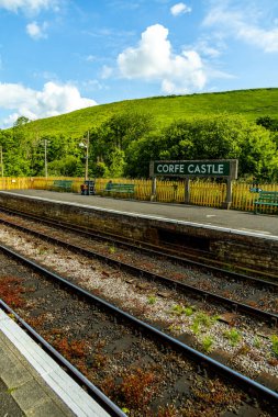 Güzel Dorset kırsalından Corfe Kalesi 'ne ve Swanage Demiryolu' na seyahat ediyoruz.