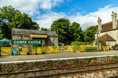 Güzel Dorset kırsalından Corfe Kalesi 'ne ve Swanage Demiryolu' na seyahat ediyoruz.
