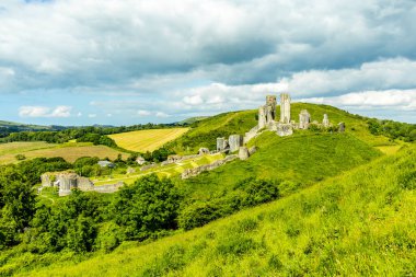 Güzel Dorset kırsalından Corfe Kalesi 'ne ve Swanage Demiryolu' na seyahat ediyoruz.