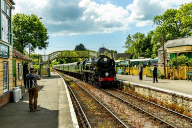 Güzel Dorset kırsalından Corfe Kalesi 'ne ve Swanage Demiryolu' na seyahat ediyoruz.