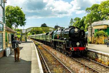 Güzel Dorset kırsalından Corfe Kalesi 'ne ve Swanage Demiryolu' na seyahat ediyoruz.