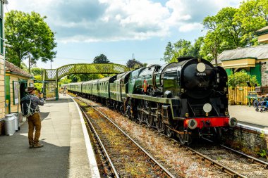 Güzel Dorset kırsalından Corfe Kalesi 'ne ve Swanage Demiryolu' na seyahat ediyoruz.