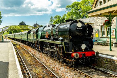 Güzel Dorset kırsalından Corfe Kalesi 'ne ve Swanage Demiryolu' na seyahat ediyoruz.