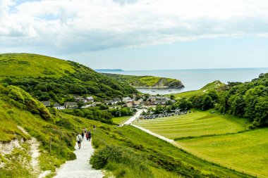 Lulworth Koyu ile Lulworth-İngiltere yakınlarındaki Durdle Kapısı arasındaki Güney Batı Yakası Yolu 'nda seyahat ediyor.