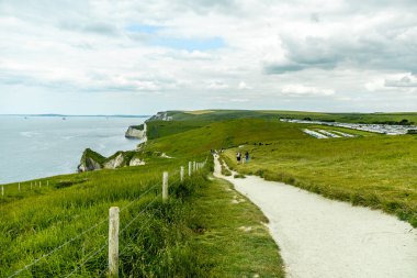 Lulworth Koyu ile Lulworth-İngiltere yakınlarındaki Durdle Kapısı arasındaki Güney Batı Yakası Yolu 'nda seyahat ediyor.