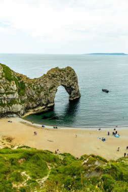 Lulworth Koyu ile Lulworth-İngiltere yakınlarındaki Durdle Kapısı arasındaki Güney Batı Yakası Yolu 'nda seyahat ediyor.