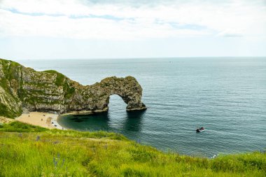 Lulworth Koyu ile Lulworth-İngiltere yakınlarındaki Durdle Kapısı arasındaki Güney Batı Yakası Yolu 'nda seyahat ediyor.