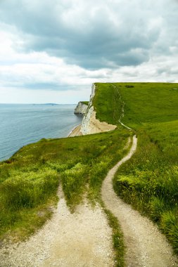 Lulworth Koyu ile Lulworth-İngiltere yakınlarındaki Durdle Kapısı arasındaki Güney Batı Yakası Yolu 'nda seyahat ediyor.