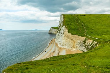 Lulworth Koyu ile Lulworth-İngiltere yakınlarındaki Durdle Kapısı arasındaki Güney Batı Yakası Yolu 'nda seyahat ediyor.