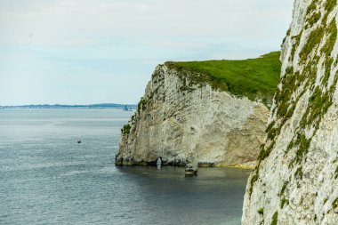 Lulworth Koyu ile Lulworth-İngiltere yakınlarındaki Durdle Kapısı arasındaki Güney Batı Yakası Yolu 'nda seyahat ediyor.