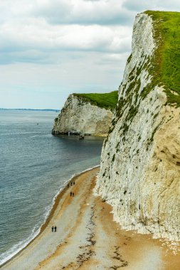 Lulworth Koyu ile Lulworth-İngiltere yakınlarındaki Durdle Kapısı arasındaki Güney Batı Yakası Yolu 'nda seyahat ediyor.