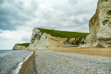 Lulworth Koyu ile Lulworth-İngiltere yakınlarındaki Durdle Kapısı arasındaki Güney Batı Yakası Yolu 'nda seyahat ediyor.