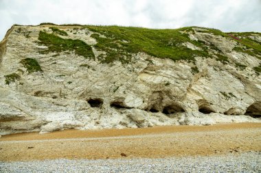 Lulworth Koyu ile Lulworth-İngiltere yakınlarındaki Durdle Kapısı arasındaki Güney Batı Yakası Yolu 'nda seyahat ediyor.