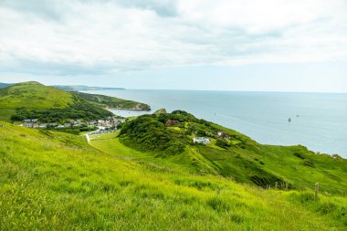 Lulworth Koyu ile Lulworth-İngiltere yakınlarındaki Durdle Kapısı arasındaki Güney Batı Yakası Yolu 'nda seyahat ediyor.