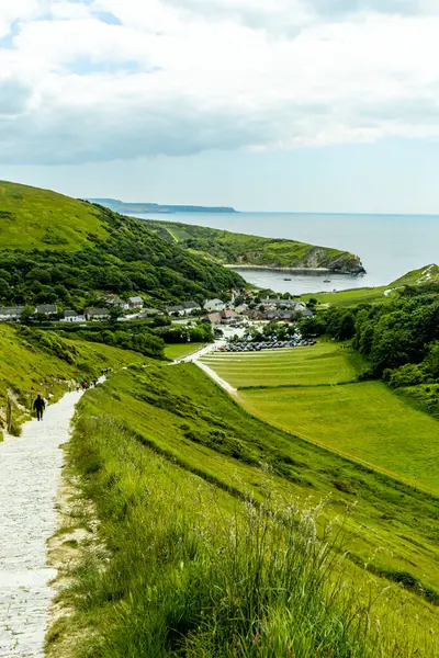 Lulworth Koyu ile Lulworth-İngiltere yakınlarındaki Durdle Kapısı arasındaki Güney Batı Yakası Yolu 'nda seyahat ediyor.