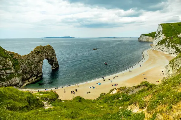 Lulworth Koyu ile Lulworth-İngiltere yakınlarındaki Durdle Kapısı arasındaki Güney Batı Yakası Yolu 'nda seyahat ediyor.