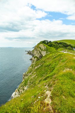 Lulworth Koyu ile Lulworth-İngiltere yakınlarındaki Durdle Kapısı arasındaki Güney Batı Yakası Yolu 'nda seyahat ediyor.