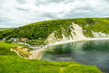 Lulworth Koyu ile Lulworth-İngiltere yakınlarındaki Durdle Kapısı arasındaki Güney Batı Yakası Yolu 'nda seyahat ediyor.