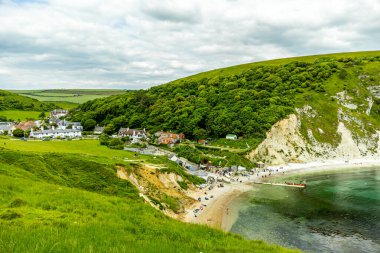 Lulworth Koyu ile Lulworth-İngiltere yakınlarındaki Durdle Kapısı arasındaki Güney Batı Yakası Yolu 'nda seyahat ediyor.