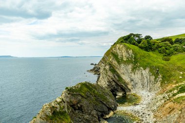 Lulworth Koyu ile Lulworth-İngiltere yakınlarındaki Durdle Kapısı arasındaki Güney Batı Yakası Yolu 'nda seyahat ediyor.