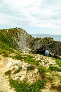 Lulworth Koyu ile Lulworth-İngiltere yakınlarındaki Durdle Kapısı arasındaki Güney Batı Yakası Yolu 'nda seyahat ediyor.