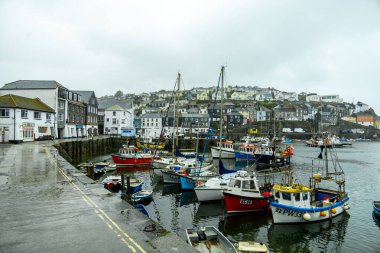 Tipik İngiliz yağmurlu havasında İngiltere 'nin küçük balıkçı köyü Mevagissey - Cornwall - İngiltere