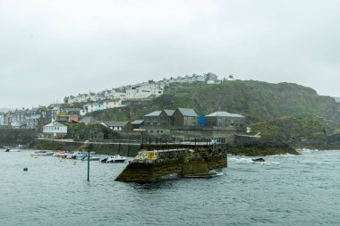 Tipik İngiliz yağmurlu havasında İngiltere 'nin küçük balıkçı köyü Mevagissey - Cornwall - İngiltere