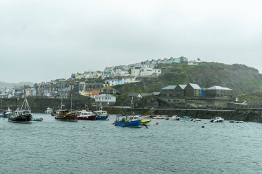 Tipik İngiliz yağmurlu havasında İngiltere 'nin küçük balıkçı köyü Mevagissey - Cornwall - İngiltere