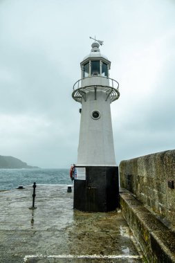 Tipik İngiliz yağmurlu havasında İngiltere 'nin küçük balıkçı köyü Mevagissey - Cornwall - İngiltere