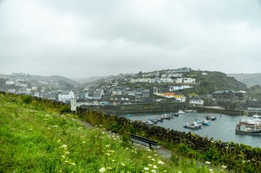 Tipik İngiliz yağmurlu havasında İngiltere 'nin küçük balıkçı köyü Mevagissey - Cornwall - İngiltere
