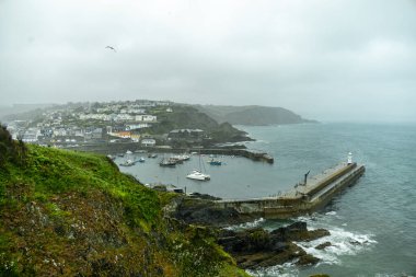 Tipik İngiliz yağmurlu havasında İngiltere 'nin küçük balıkçı köyü Mevagissey - Cornwall - İngiltere